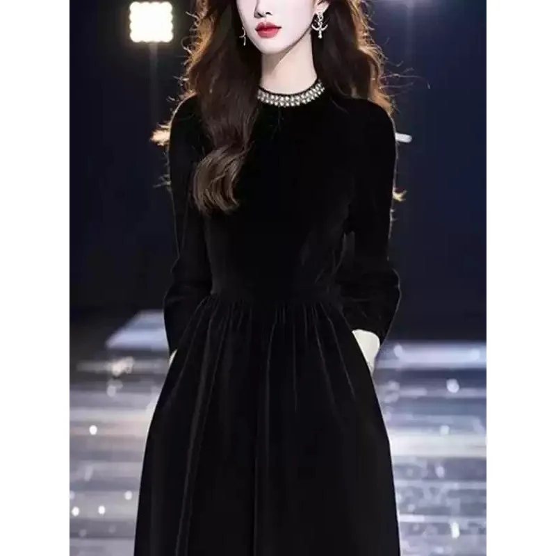 A black velvet long sleeved dress with noble, elegant and tasteful black velvet for important occasions in women's clothing