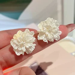 New Big White Flowers Stud Earrings for Women Personality Fashion Unique Design Brincos Wedding Jewelry Wholesale Birthday Gift