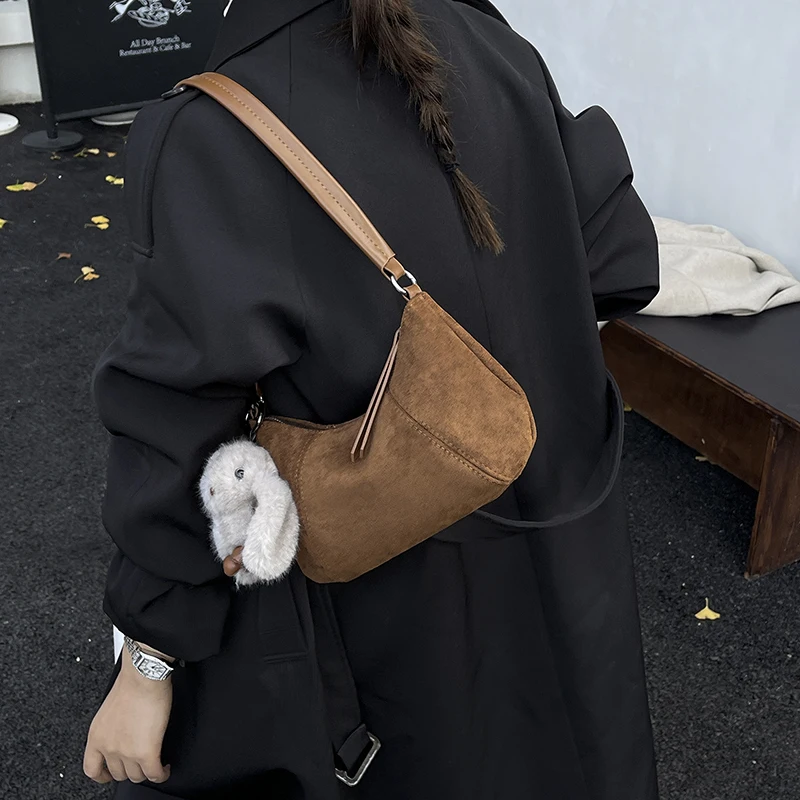 

Retro Accessible Luxury Bags 2025 Autumn and Winter New Armpit Bag Fashionable Suede Saddle Bag Baguette Bag 3255RH