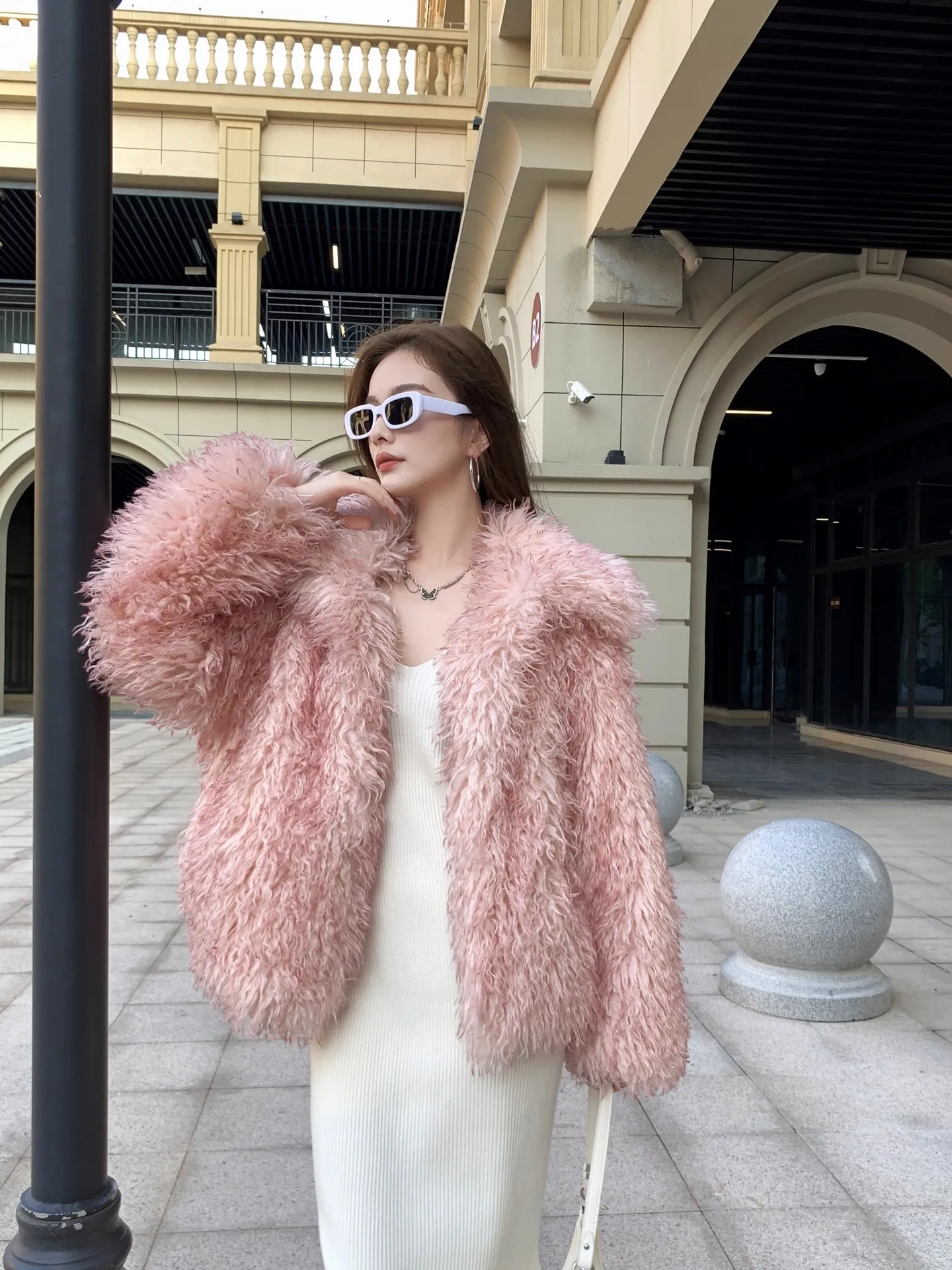 

Новый розовый нишевый короткий пиджак из искусственного меха C с острым носком для женщин осенью и зимой