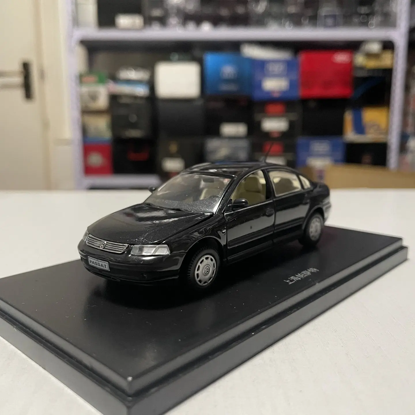 Масштабная модель автомобиля Volkswagen Passat B5 из литого сплава, 1:43, черная, классика, ностальгия, подарки для взрослых, сувенир, статическая модель для демонстрации