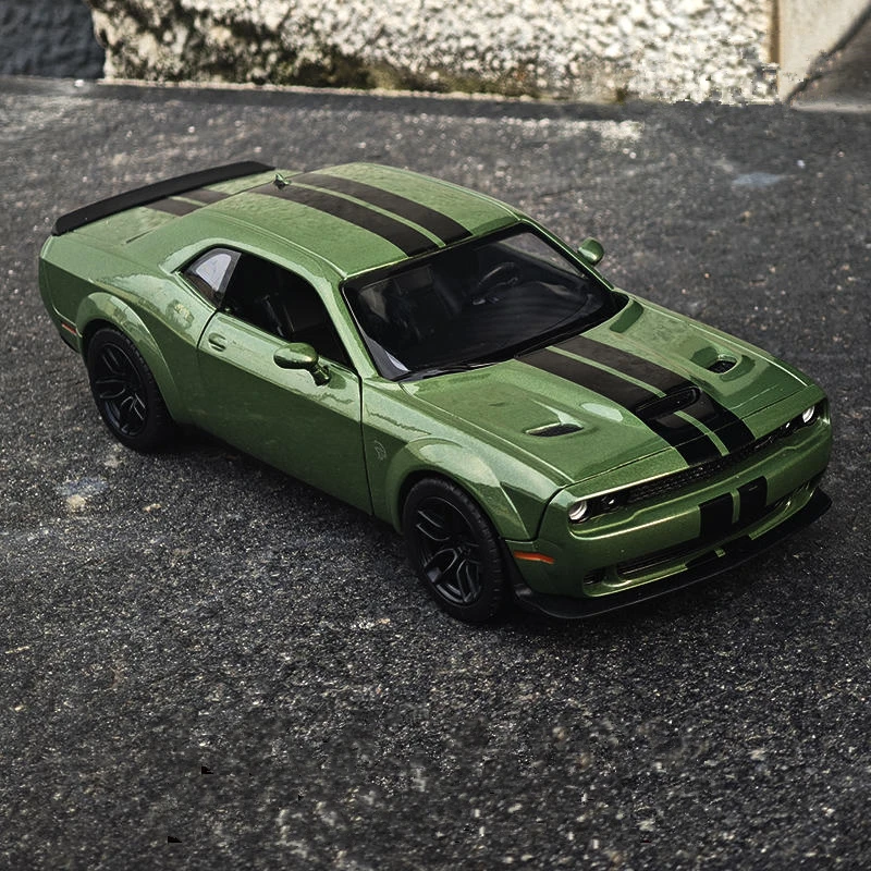 1:24 Dodge Challenger SRT Hellcat lega modello di auto diecast metallo sport auto veicoli modello simulazione suono luce giocattoli per bambini