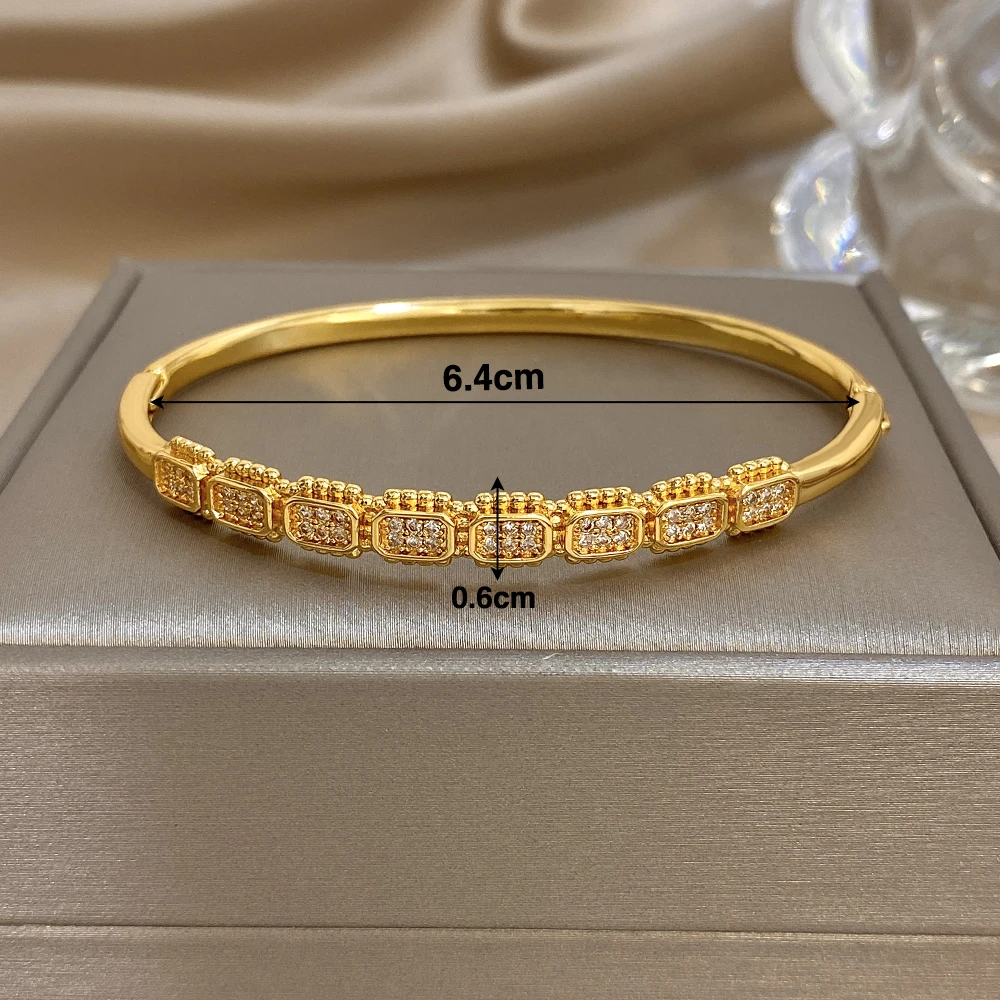 กำไลข้อมือทองชุบลายเรขาคณิตหรูหราสำหรับผู้หญิง กำไลเปิดได้ประดับเพชรทรงสี่เหลี่ยม ดีไซน์สง่างาม แฟชั่นปี 2026 ของขวัญเครื่องประดับ