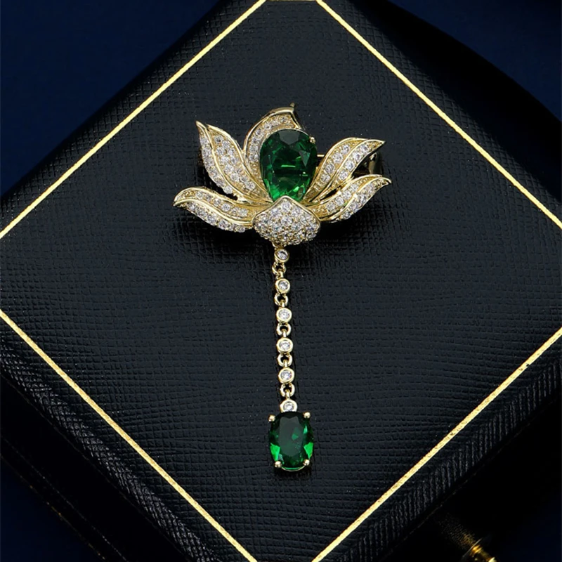 Vintage Elegant Women Classic Pendant Lotus Crystal Brooches Badges Exquisite Lady Shiny Plant Rhinestone Party Pins Jewelry