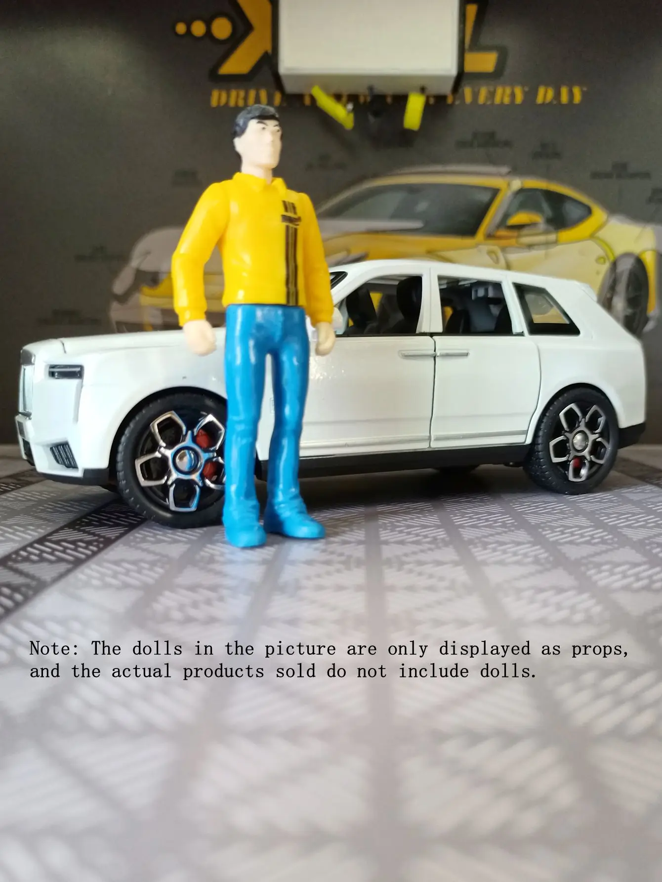 

Модель роскошного седана Rolls Royce Cullinan из сплава металлов в масштабе 1:32. Двери, передний капот и дверца багажника также открываются, детали выполнены в высокой степени детализации.