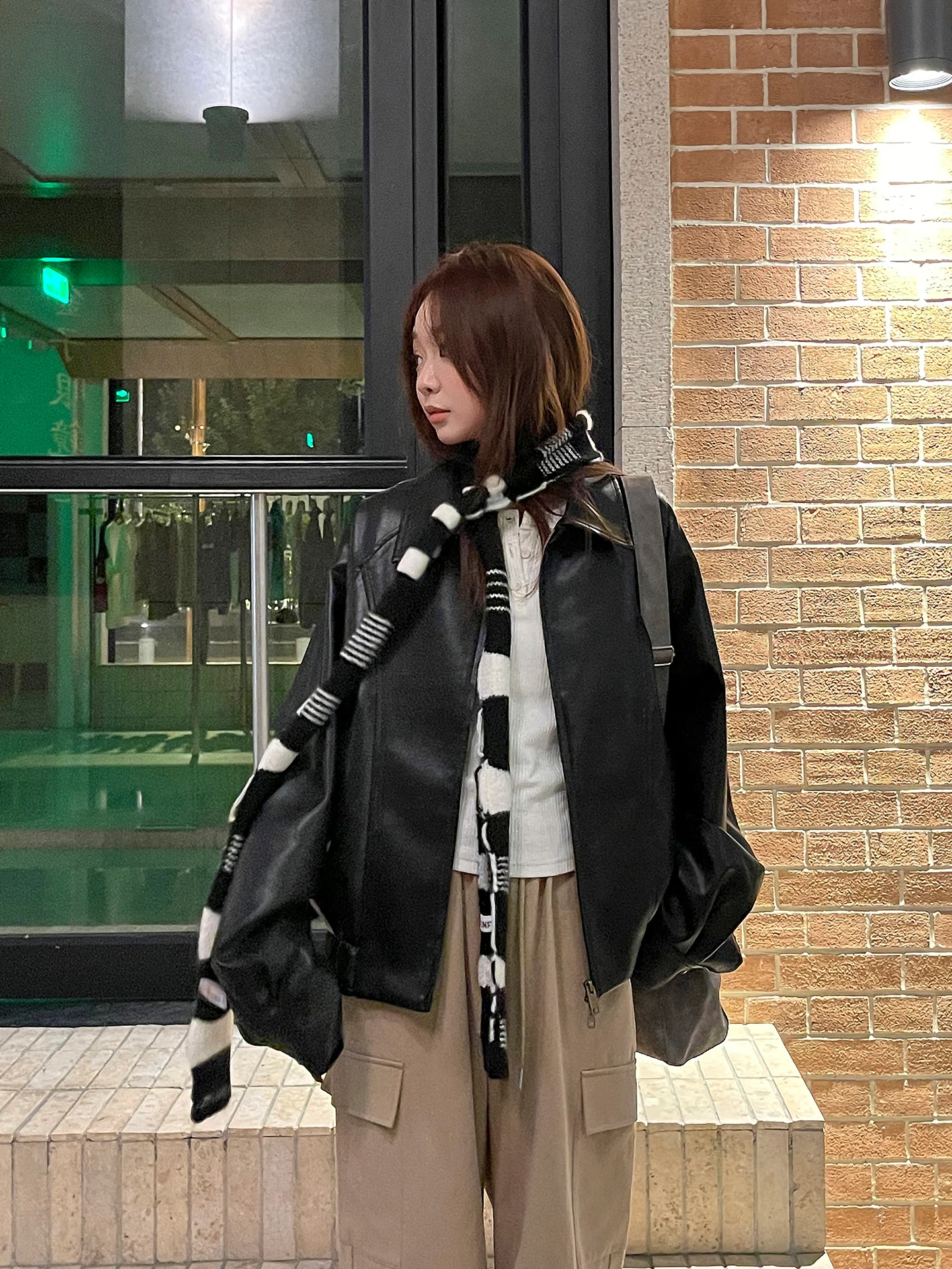 Giacca da moto da donna in pelle PU nera autunnale 2025 con colletto e design a perla, stile pendolare