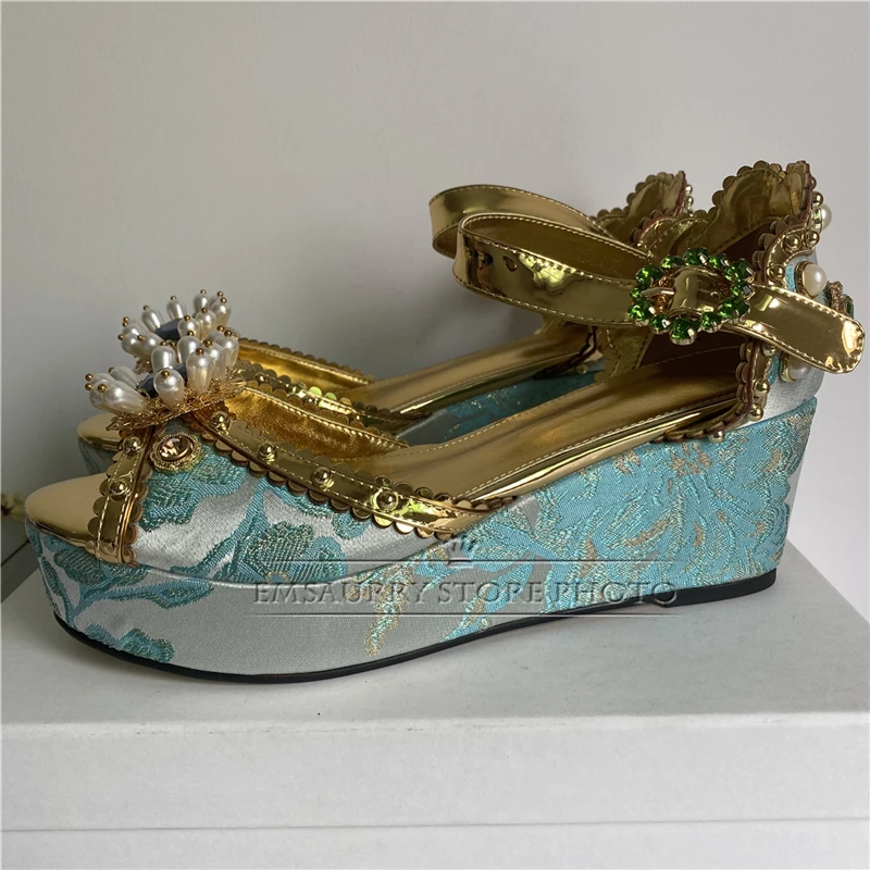 Sandali con zeppa in raso con fiore ricamato scarpe da festa con fibbia in strass con rivetti con plateau alto da donna estate