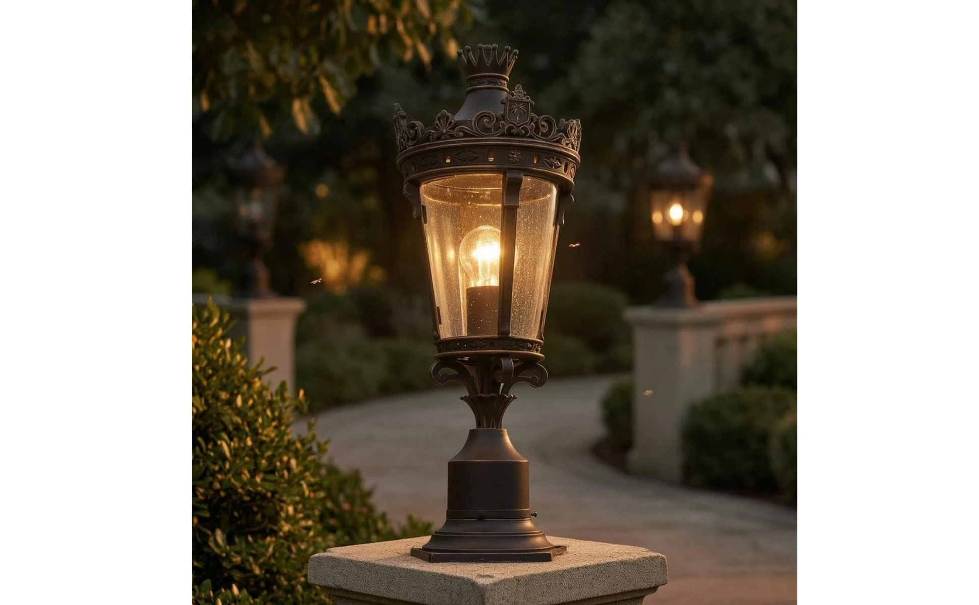 Outdoor Post-Top Lamp Crown-Like Finial Courtyard Wall Lamp Outdoor Post Lantern Ornate Trim Pier Mount Light Clear Glass Panels