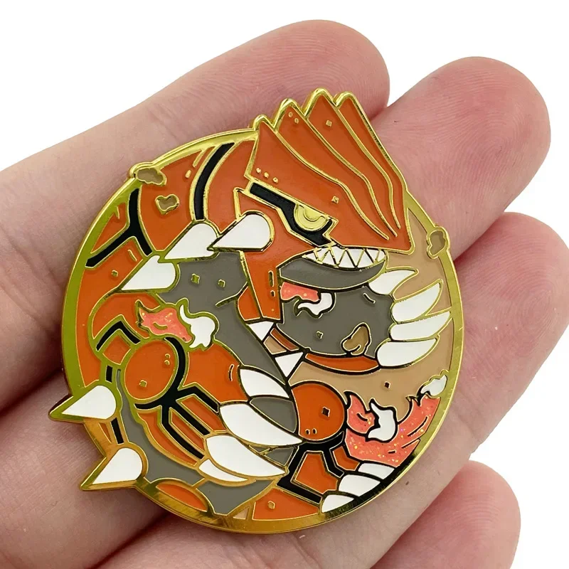 Broches de dibujos animados de Pokémon para mujer, alfileres de solapa esmaltados, joyería de Groudon Rayquaza, figuras de Anime Kyogre Kawaii, insignia de Metal, regalos de cumpleaños