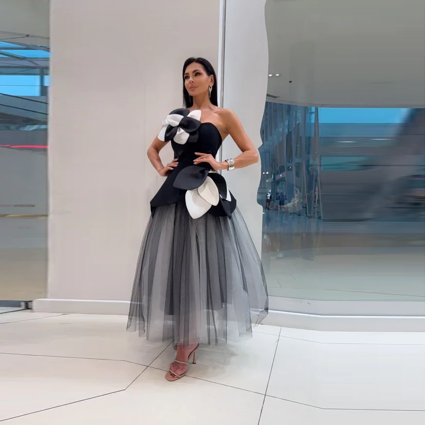 Abito da sera floreale bianco nero in 2 colori Abito da ballo in tulle con spalle scoperte e fiori Abiti da sera lunghi fatti a mano personalizzati
