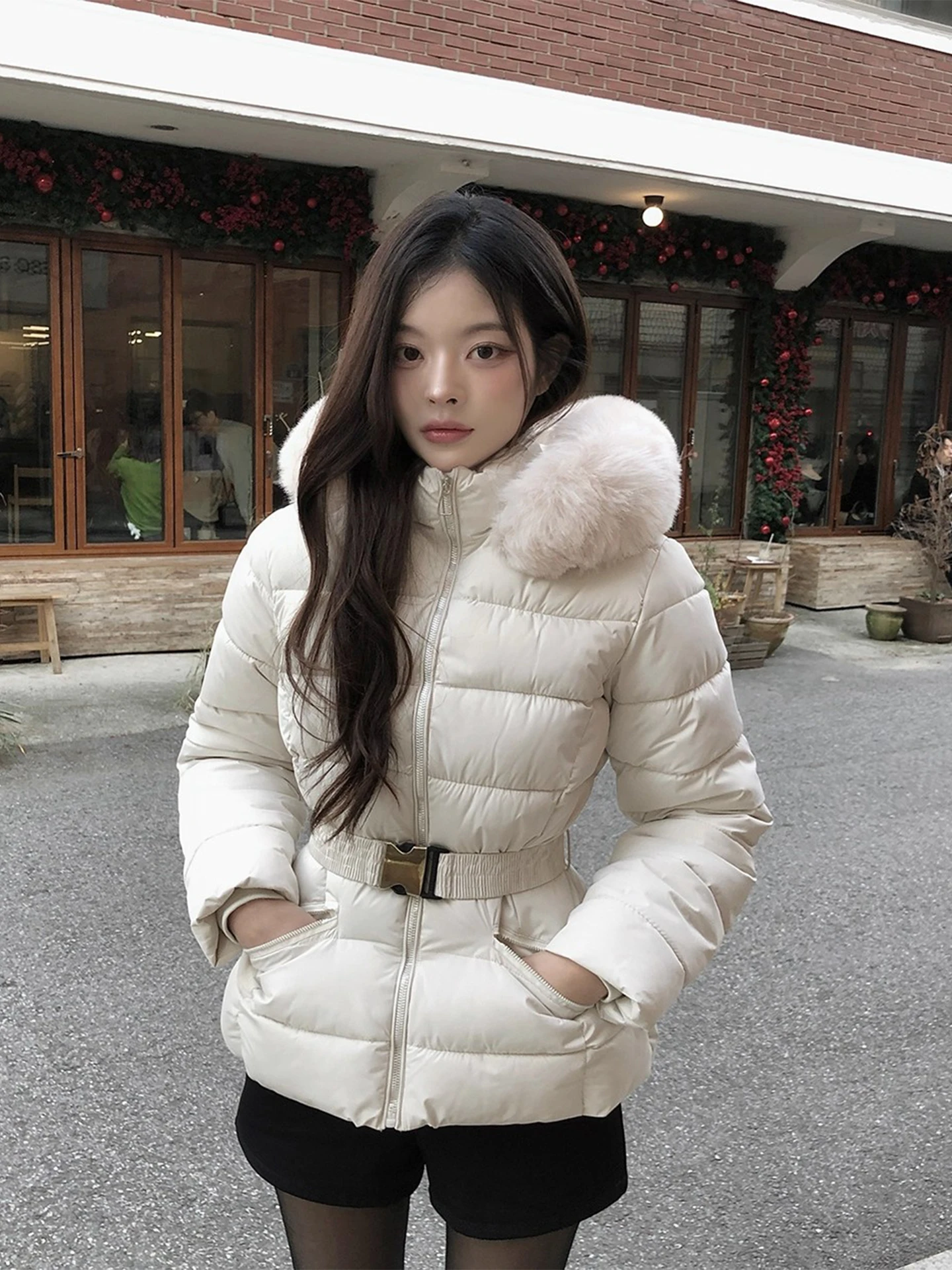 

Элегантная женская зимняя куртка с большим меховым воротником и капюшоном, новая модель, утепленная, с эффектом утяжки на талии, теплая хлопковая куртка