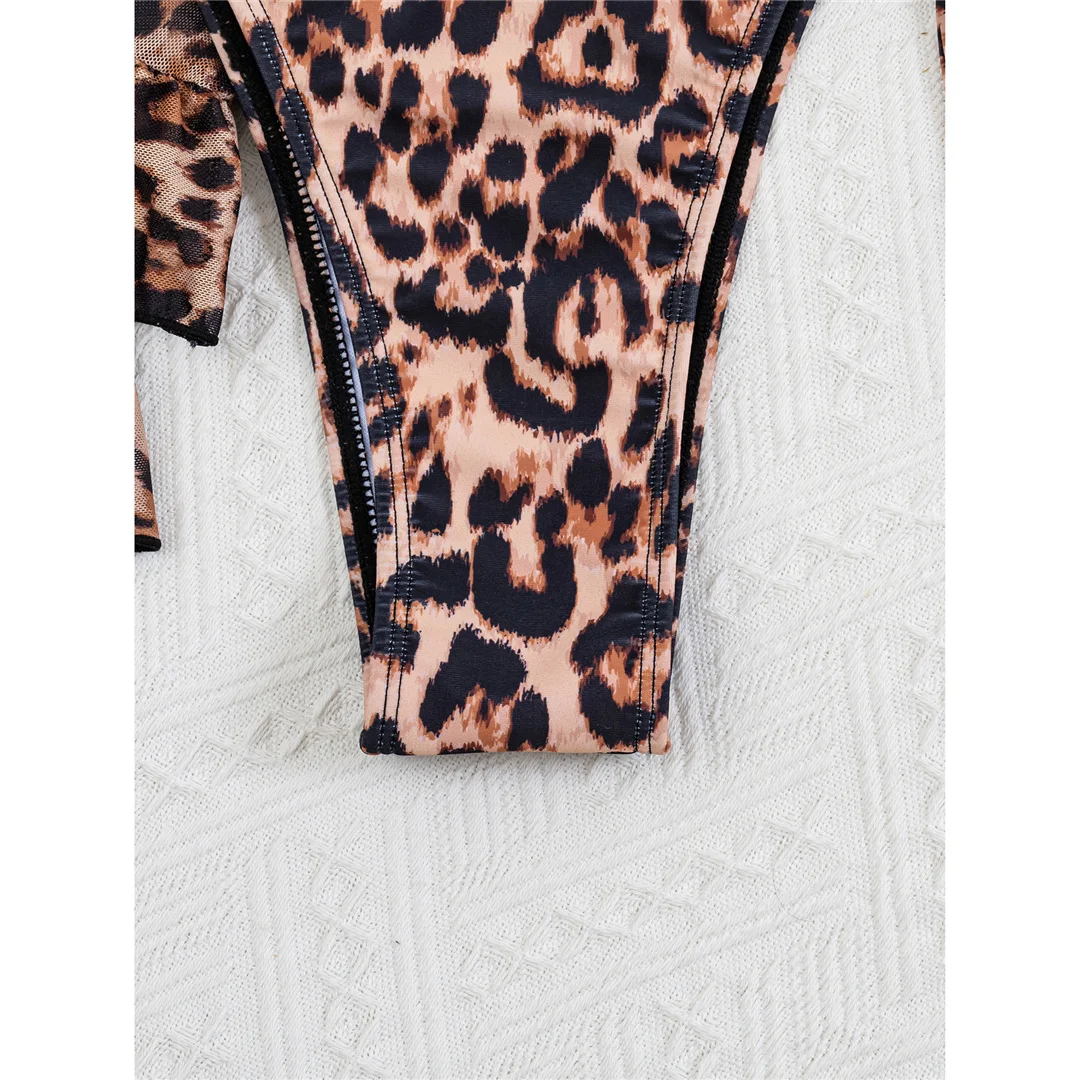 Leopard-Halter-Bikini mit Rock, Damen-Badeanzug, dreiteiliges Bikini-Set, Badeanzug mit Rüschen, Badebekleidung, Modell V8068. – Detail 11