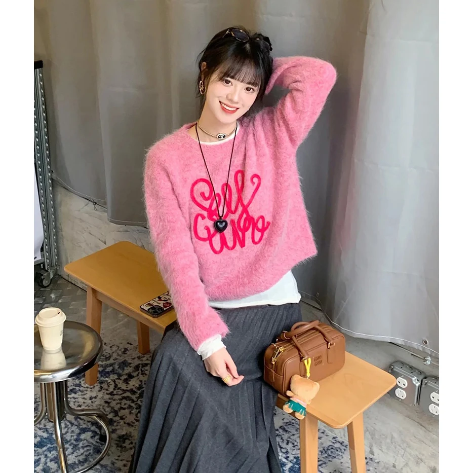 ชุดเซ็ตเสื้อสเวตเตอร์ไหมพรมสีชมพูถักลายตัวอักษรแบบถักเปีย พร้อมกระโปรงทรงเอสวีทีเอ็นสำหรับผู้หญิง ให้ลุคดูอ่อนหวานและขาวกระจ่างใส