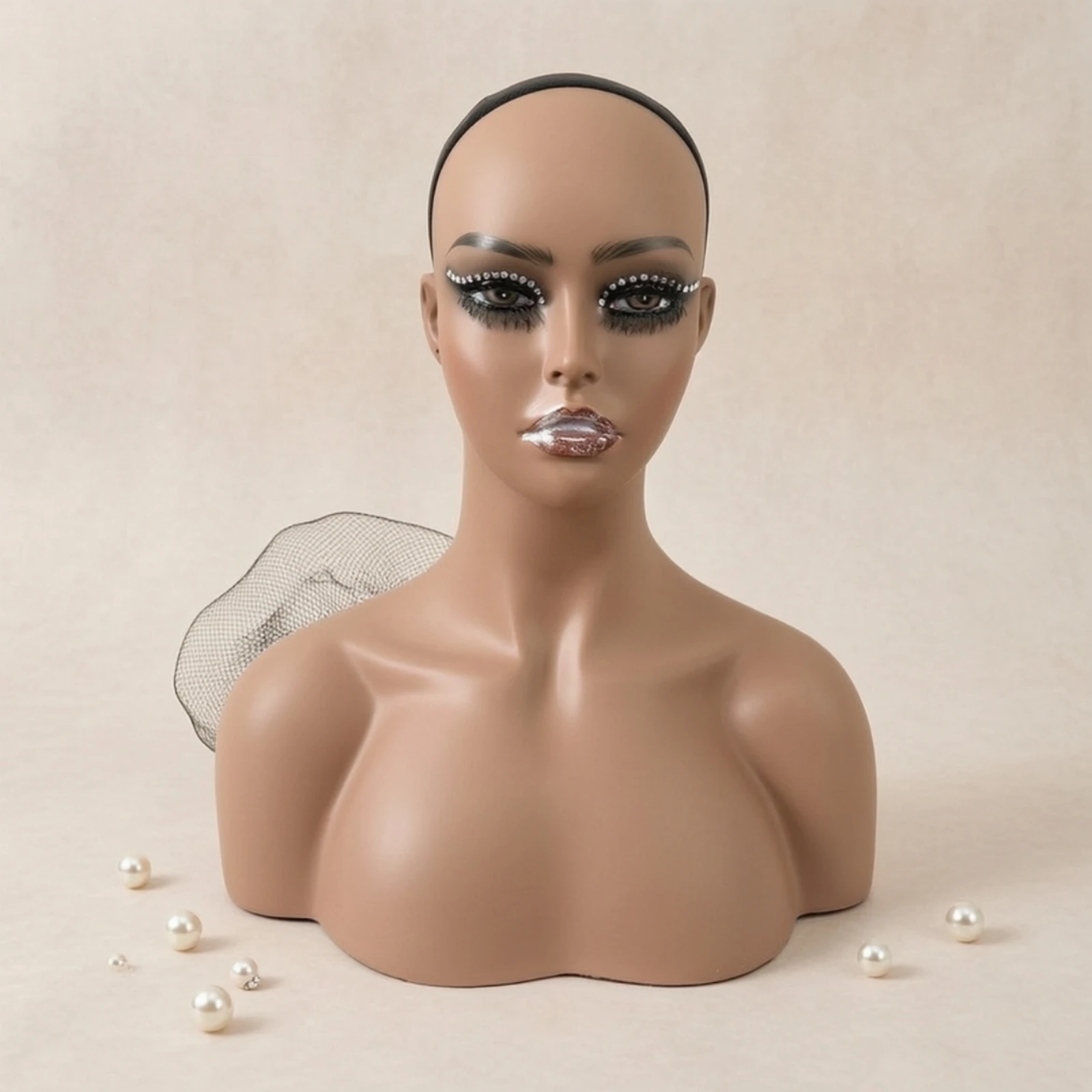 busto-di-manichino-con-parrucca-e-spalle-testa-liscia-e-colorata-per-parrucchieri
