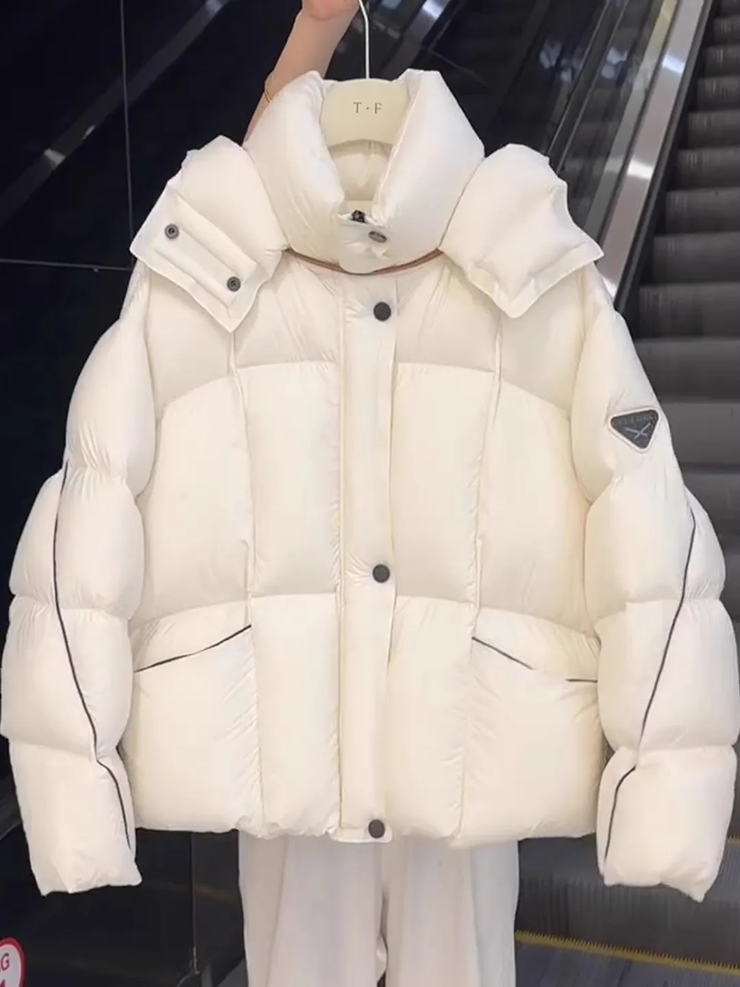 

Теплая утолщенная хлопковая куртка для женщин, зимняя верхняя одежда, уникальный крой, стройнящий силуэт, для повседневной носки, корейский стиль, свободный крой, круглый вырез, на молнии