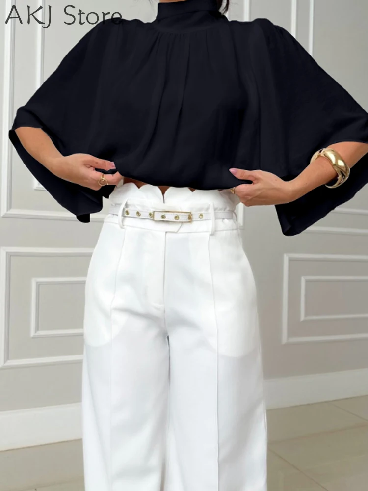 بلوزة شيفون كاجوال برقبة عالية وأكمام تشبه جناح الخفّاش ومفرغة من الخلف