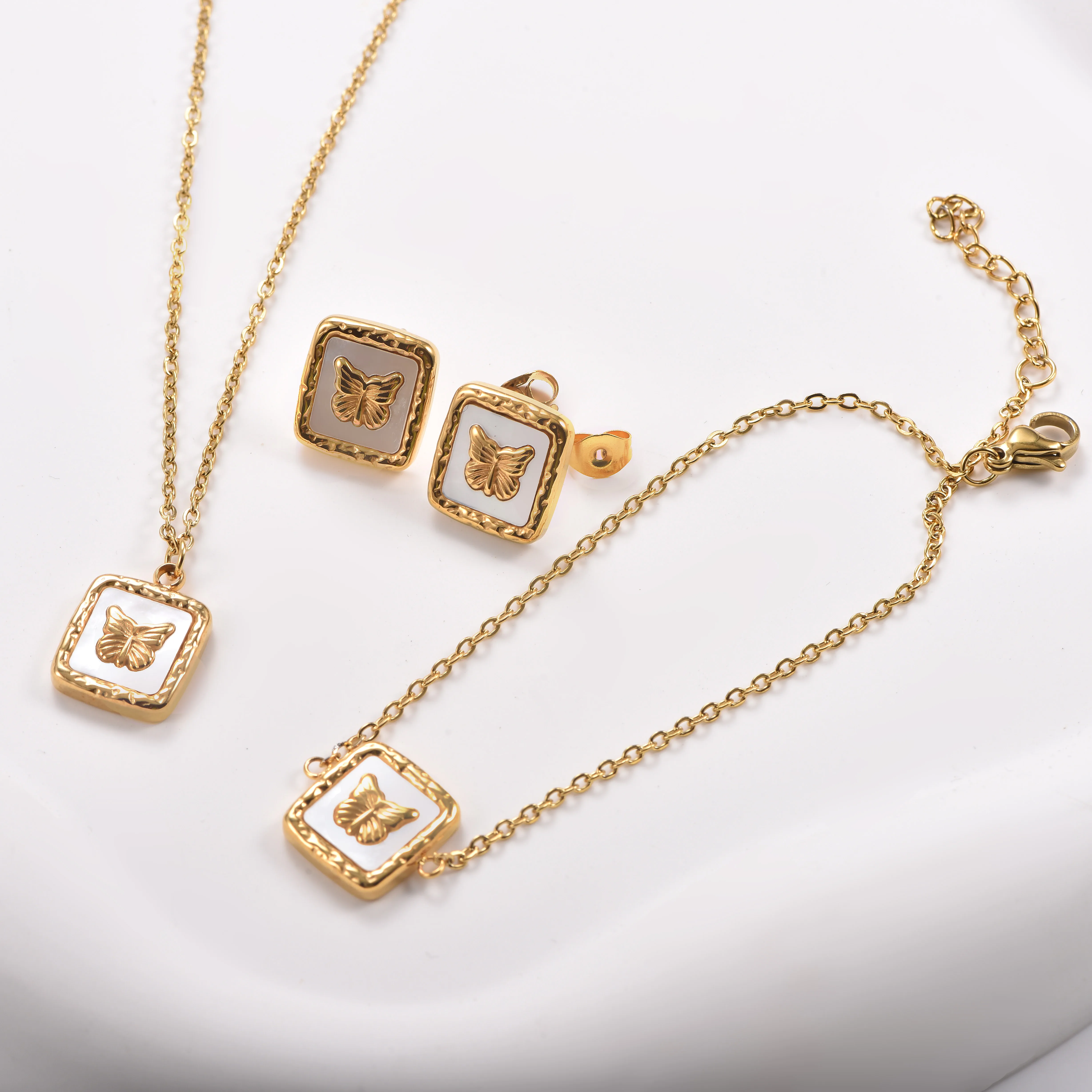 Schmetterlings- und quadratisches Muschel- sowie minimalistisches Kreuz-Set aus Edelstahl, bestehend aus Halskette, Armband und Ohrringen, 3-teilig, mit Verlängerungskette, für den täglichen Gebrauch. – Detail 1