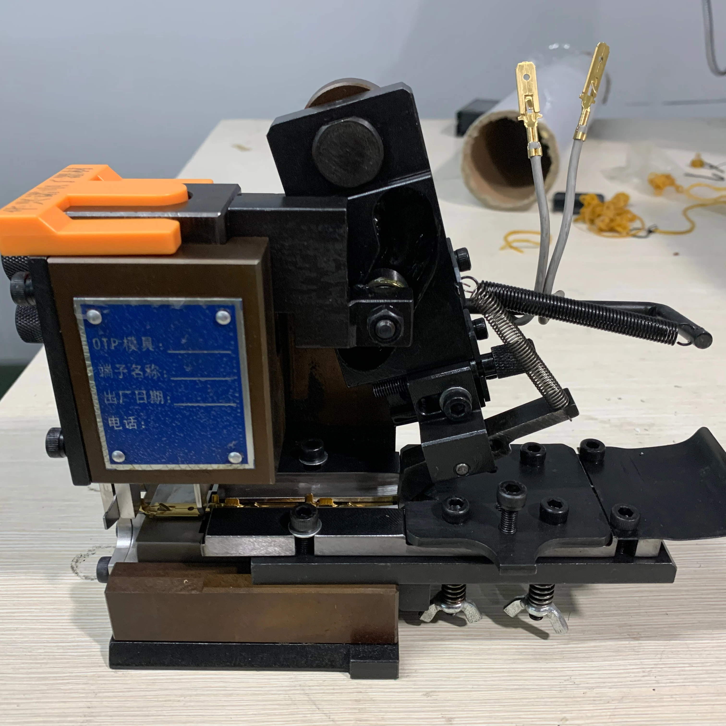 

Полуавтоматическая Бесшумная машина для обжима клемм лезвия для обжима медных сердечников проводов аппликатор для обжима OTP форма