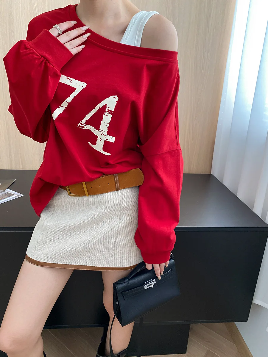 

Ленивая атмосфера, американский винтажный дизайн с буквенным принтом, косой воротник, футболка с длинными рукавами и открытыми плечами