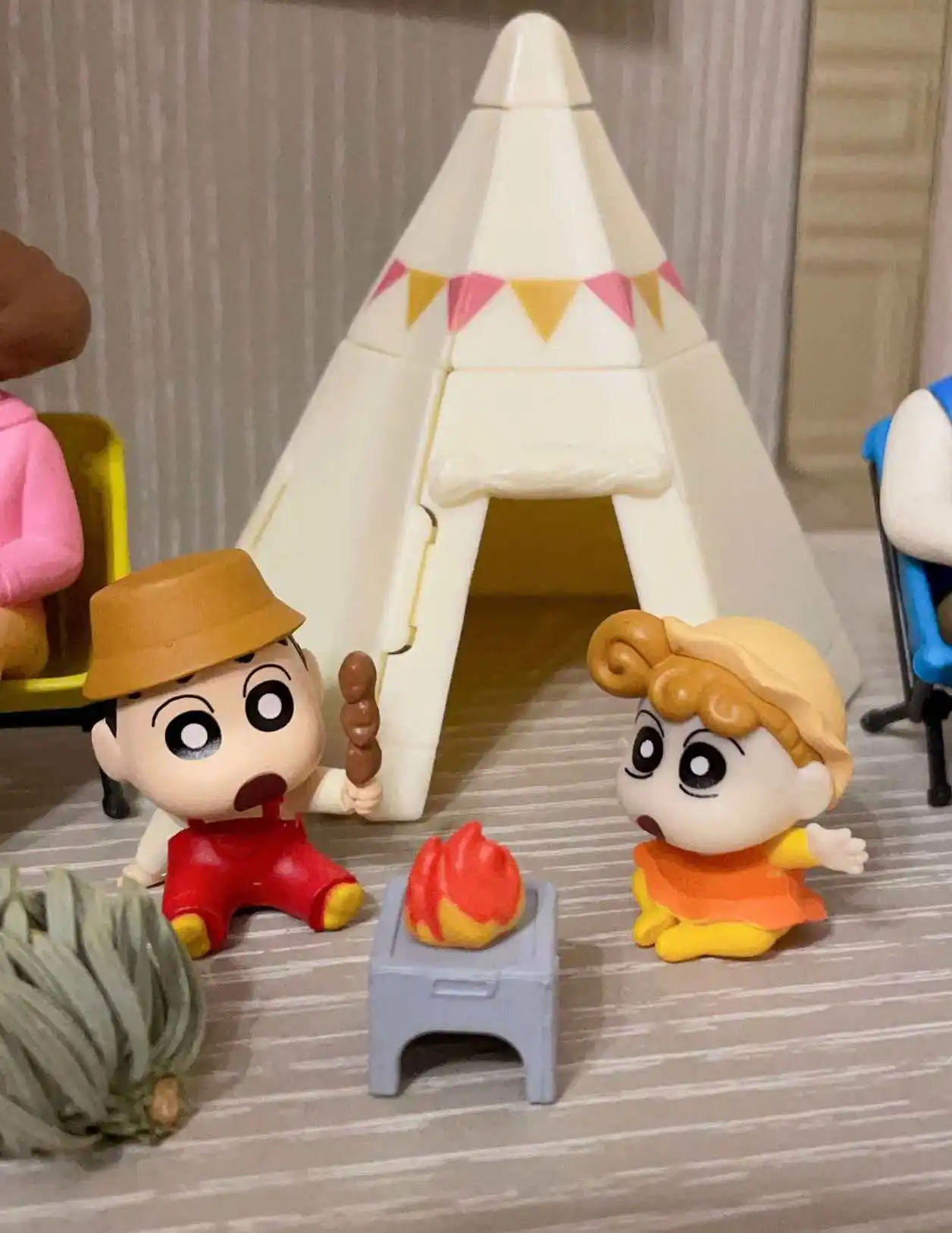 

В наличии: Серия мини-фигурок Xiaoxin Family Camping (слепая коробка), милые мультяшные куклы, декор для сцен, игрушка-подарок для фанатов