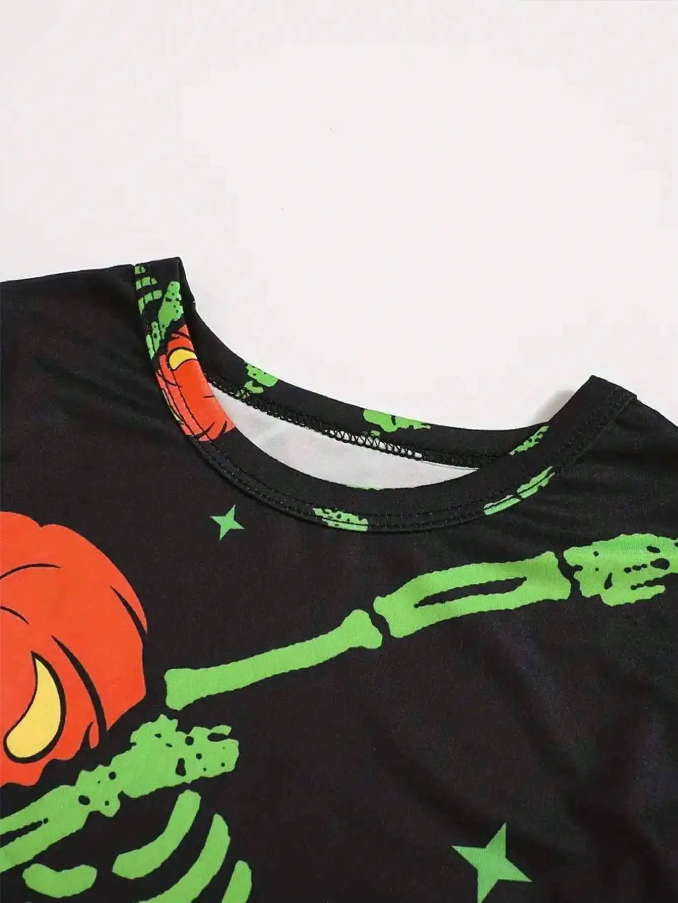 Halloween-Set für Kinder: Oberteil mit Rundhalsausschnitt und langen Ärmeln, bedruckt mit Kürbis- und Totenkopfmotiven + Hose mit elastischem Bund und bedrucktem Muster. – Detail 4