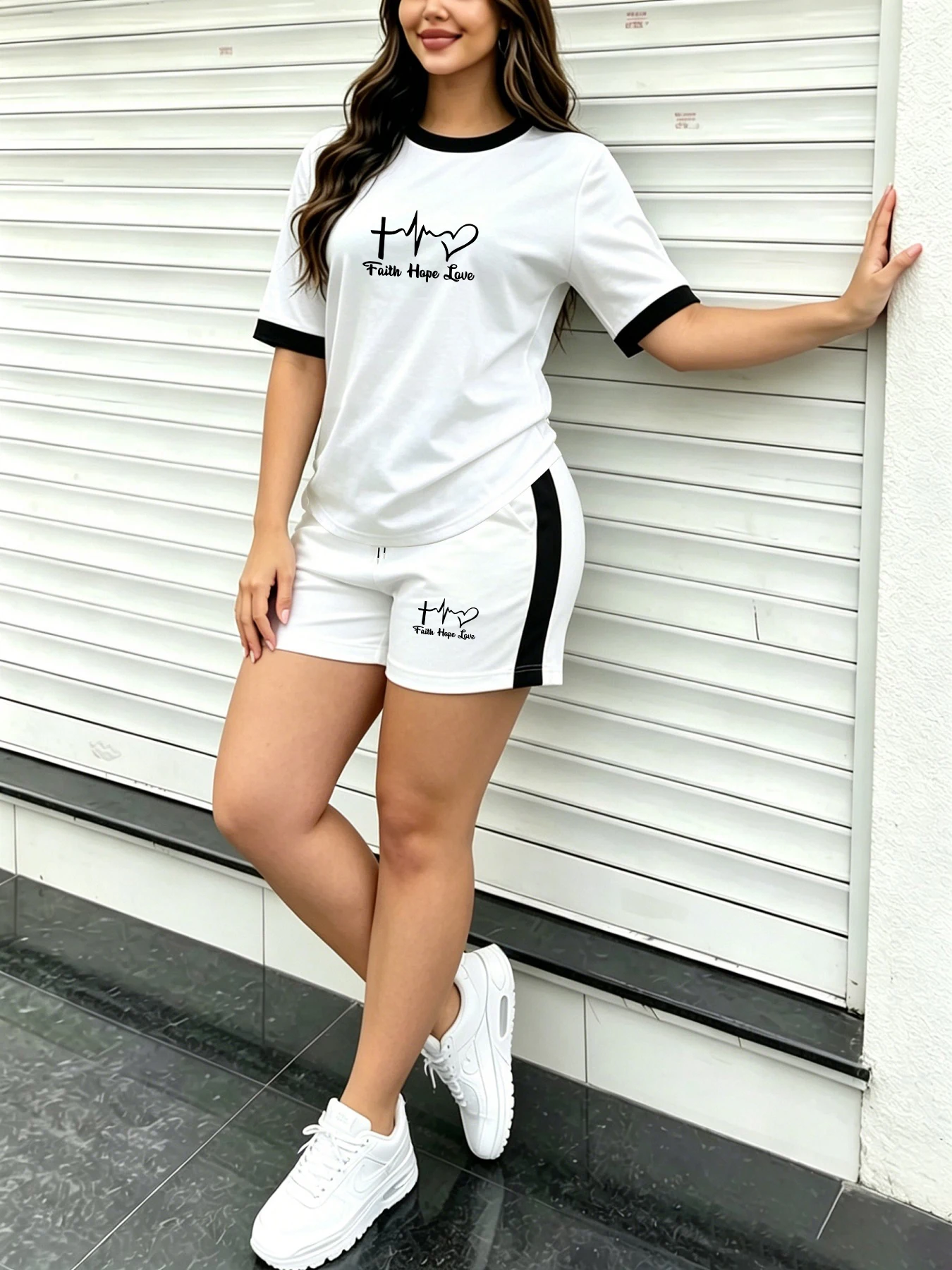 Gentle and Healing Women's Short-Sleeve Shorts Set, Heart-Shaped Line Print, Color-Blocked Round-Neck Short-Sleeve T-Shirt, Side-Striped Shorts Two-Piece Set, Loose Fit for Daily Home and Outing Wear, Daily Walking Outfit, Summer Casual Women's Wear