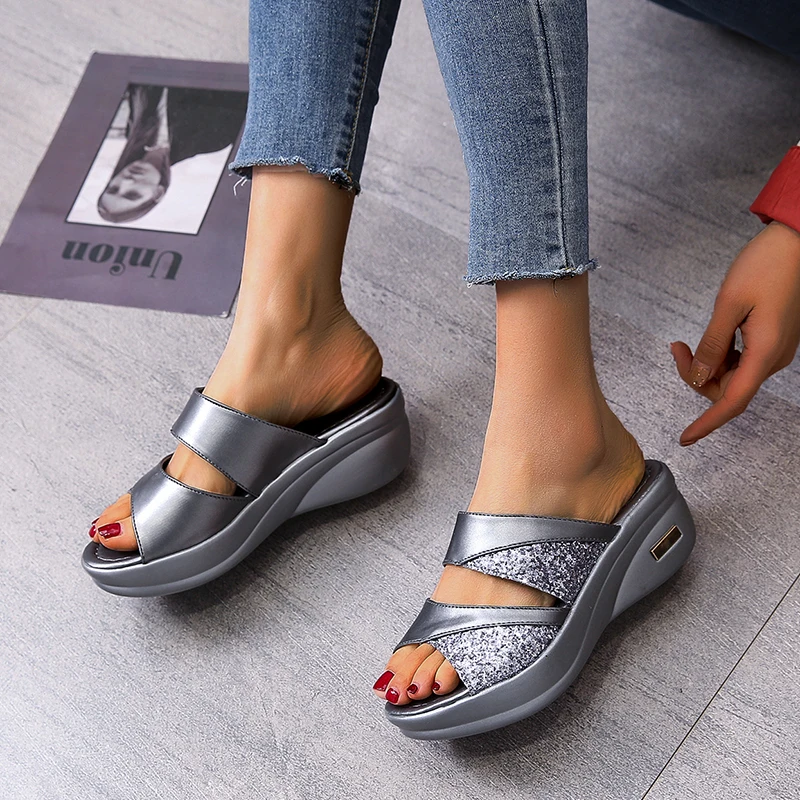 Cool Slippers for Women's Summer Outwear Fashion 2024 New Thick Sole Slope Heel Versatile Fish Mouth Sequin Slippers