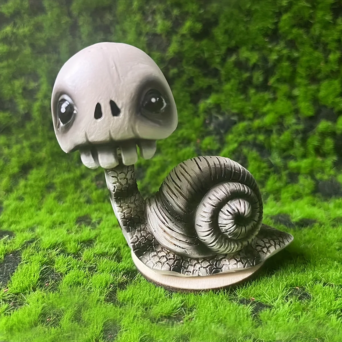 

Halloween Snail Skull Statue Shaking Head Skull Snail Indoor Outdoor Resin Sculpture Fairy Garden Animals Figurines Decor