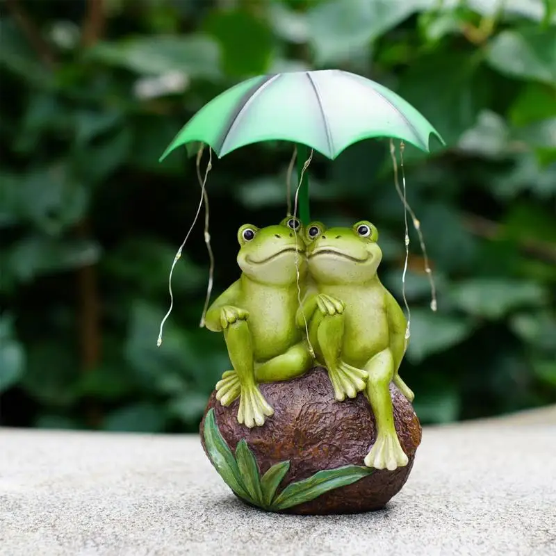 Frog Couple Solar Light Waterproof Resin Frog Garden Statue Couple Frog Holding Umbrella Sculpture Solar Lantern LED Outdoor