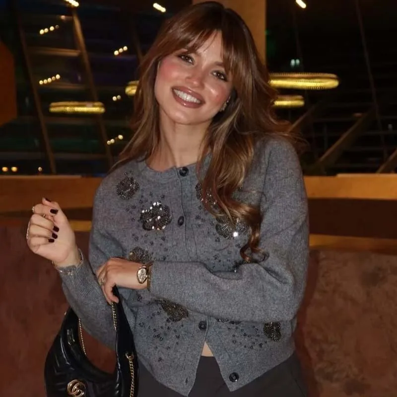 

YENKYE модный серый вязаный кардиган с блестками спереди и бусинами для женщин, однобортный повседневный короткий верхняя одежда с круглым вырезом