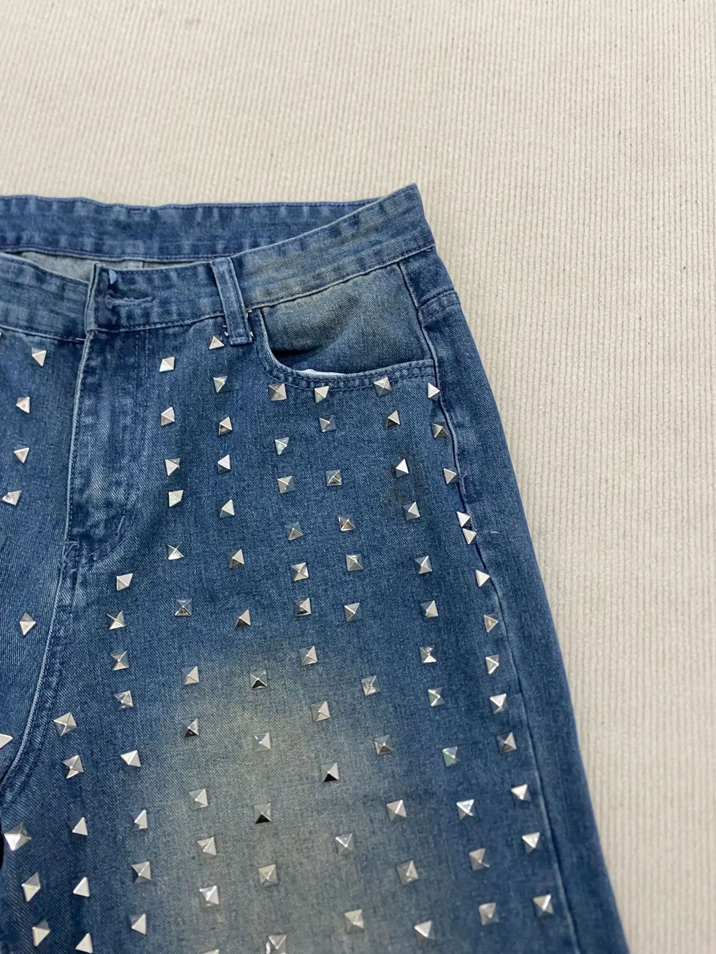 Damskie jeansy w stylu retro z wysokim stanem, ćwiekami, prostym krojem, luźne, wyszczuplające, z szerokimi nogawkami, spodnie do ziemi, styl high-street.