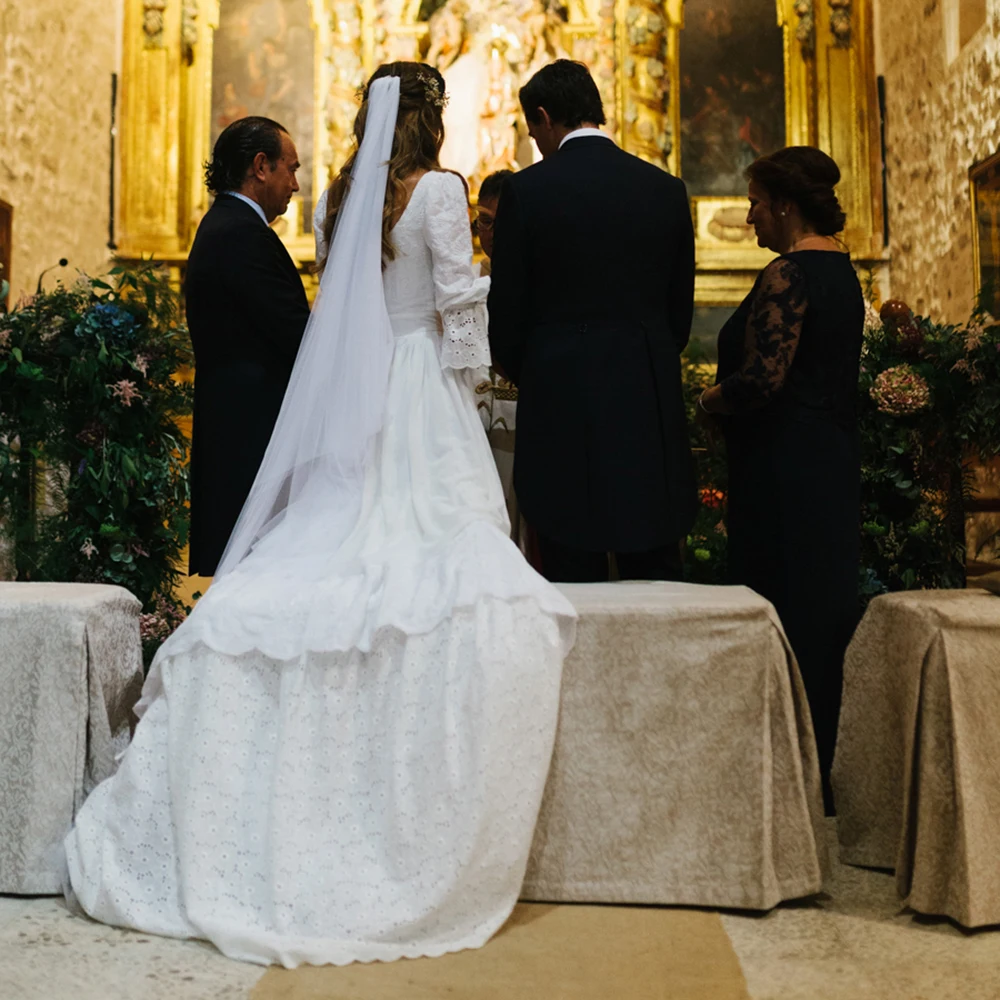 Abito da sposa in pizzo con maniche lunghe svasate Abito da sposa vintage a strati Boho personalizzato taglie forti con scollo rotondo e taglio basso