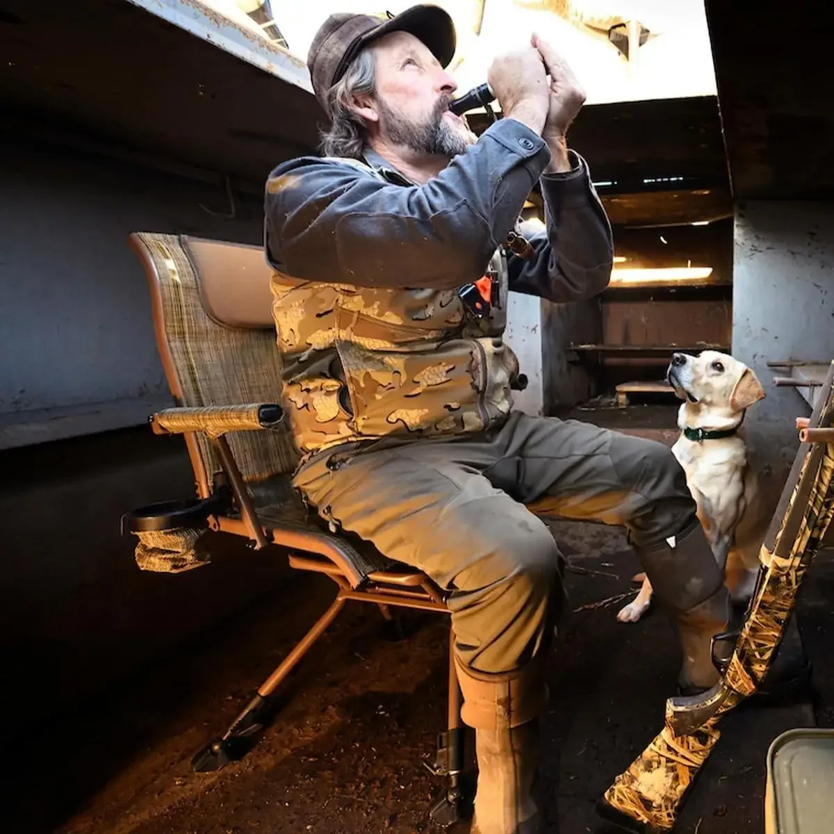 كرسي صيد دوار XL – شديد التحمل 360 درجة °   مقعد أعمى صامت يدعم 300 رطل، ومساند للذراعين المبطنة، وأقدام لجميع التضاريس، وحامل الأكواب