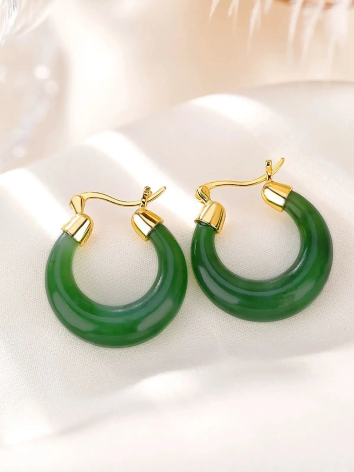 High-end temperament small circle earrings with sweet, trendy and versatile temperament generous new earrings