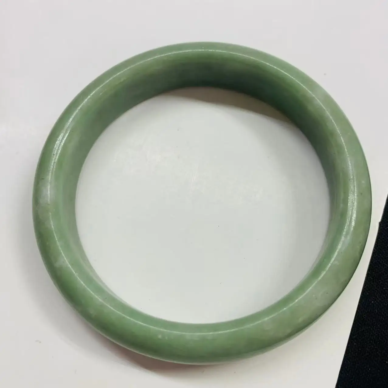 

Браслет из натурального светло-зеленого нефрита 58,5 мм, сфотографированный в реальном времени.