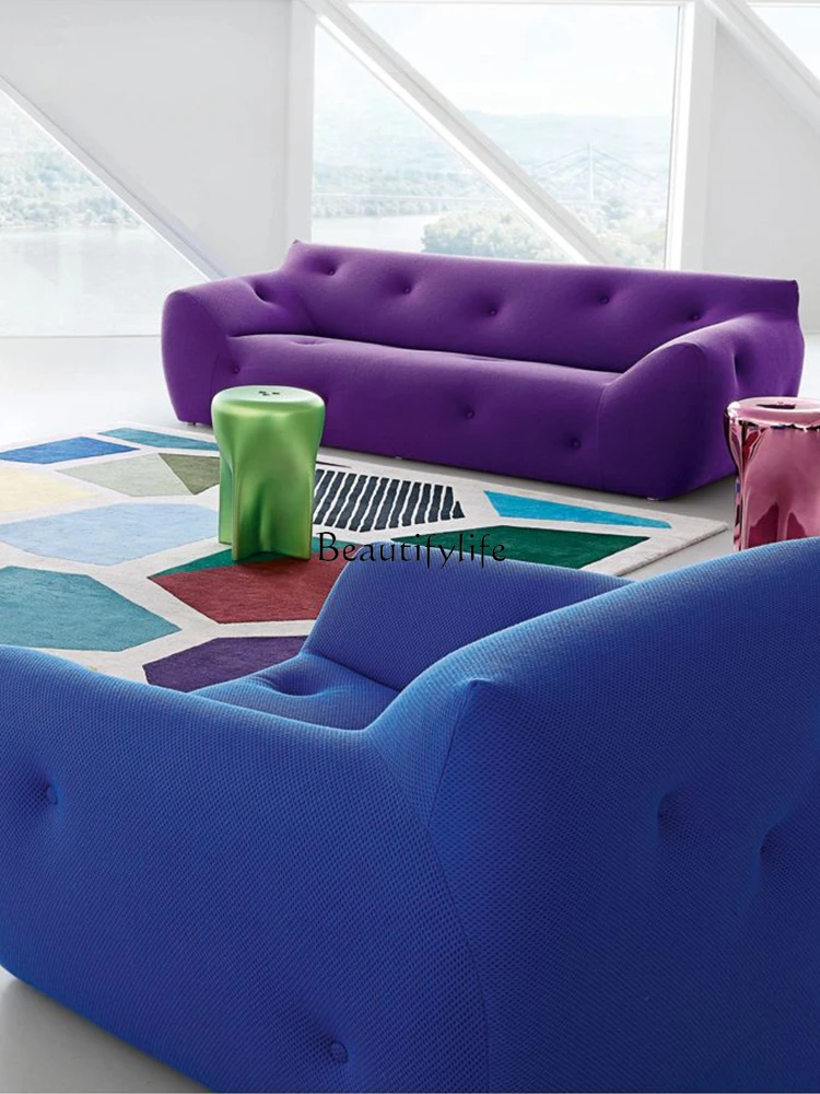 Pequeño diablo creativo, nuevo sofá