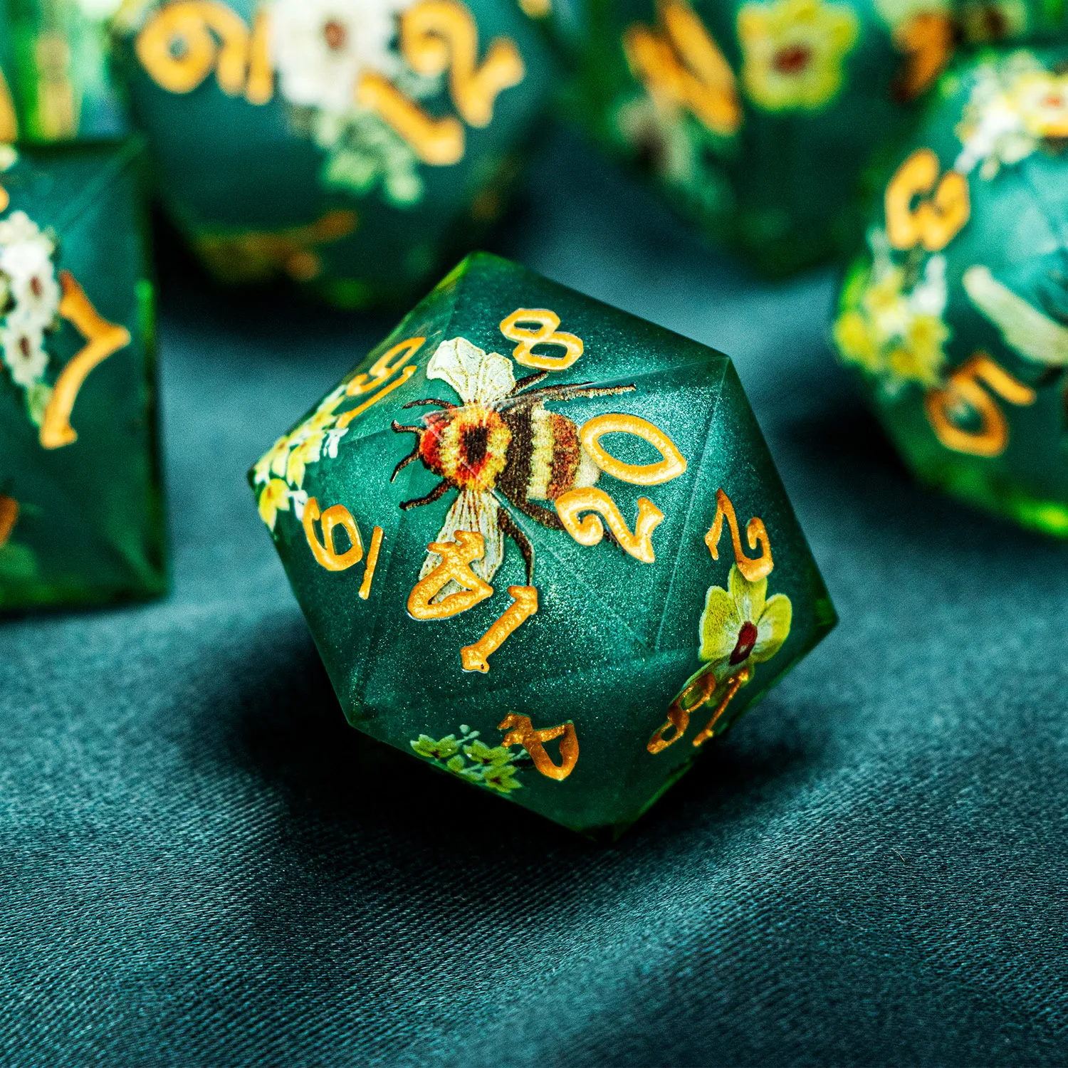 7PCS D20 Green Bees Dnd Dungeon and Dragon Double-Layer Resin Sharp Edge Dice D and D D&D Polyhedral Role Playing Game Roll Dice