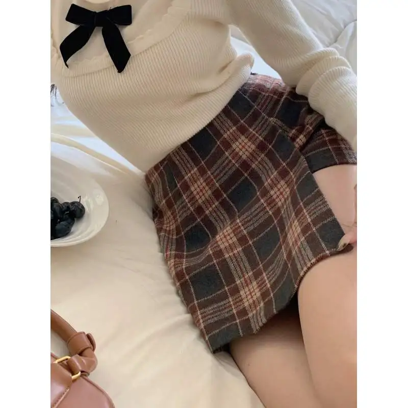 Chic Plaid Mini Skirt in Wool - Like Fabric, High - Rise Design, Side Pleat Detail, Elevate Your Daily Look