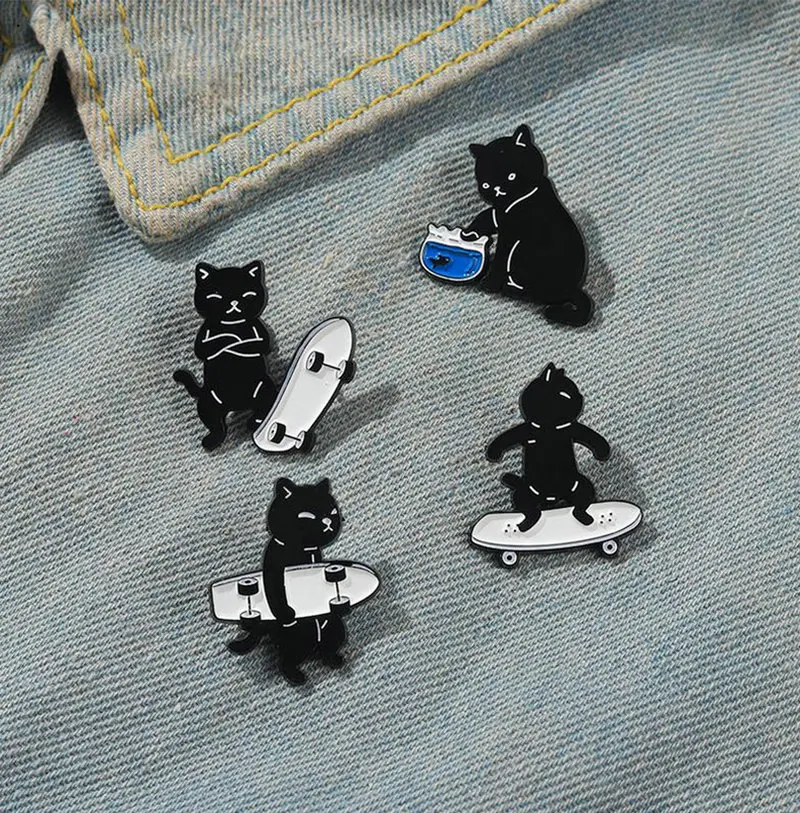 Pino de skate gato esmalte pinos personalizado legal cara branco preto gatinho broche lapela crachá saco dos desenhos animados animal jóias presente para crianças amigo