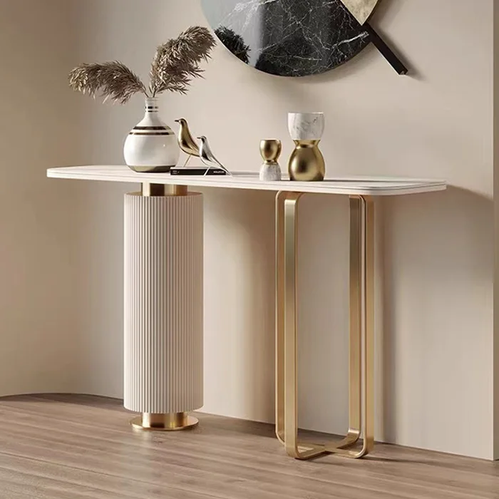 Porche simple, table, étagère, porte d'entrée face au porche, comptoir, couloir, allée