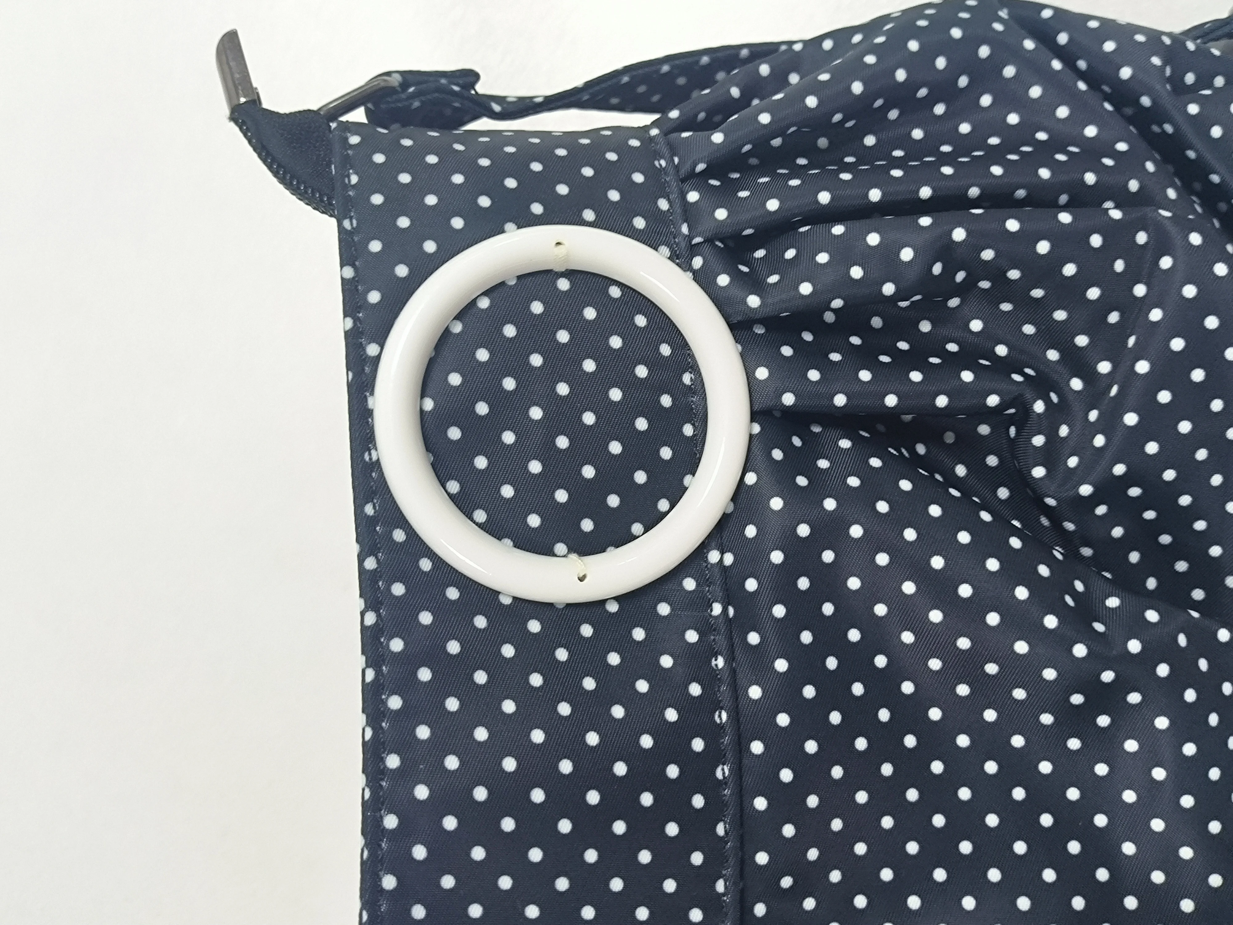Koreanische Umhängetasche mit Polka Dots, große Tragetasche mit plissiertem Design und Holzknopf-Dekor, niedliche lässige Handtasche für Mädchen – Detail 10