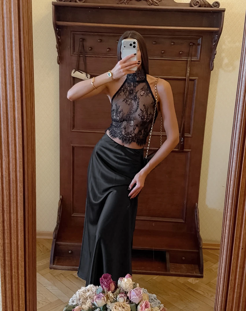 

Роскошный белый атласный комплект из 2 предметов: женский сексуальный топ-камизолка с воротником-хомутом и кружевом, мини-юбка. Французский винтажный элегантный наряд для вечеринок 2026