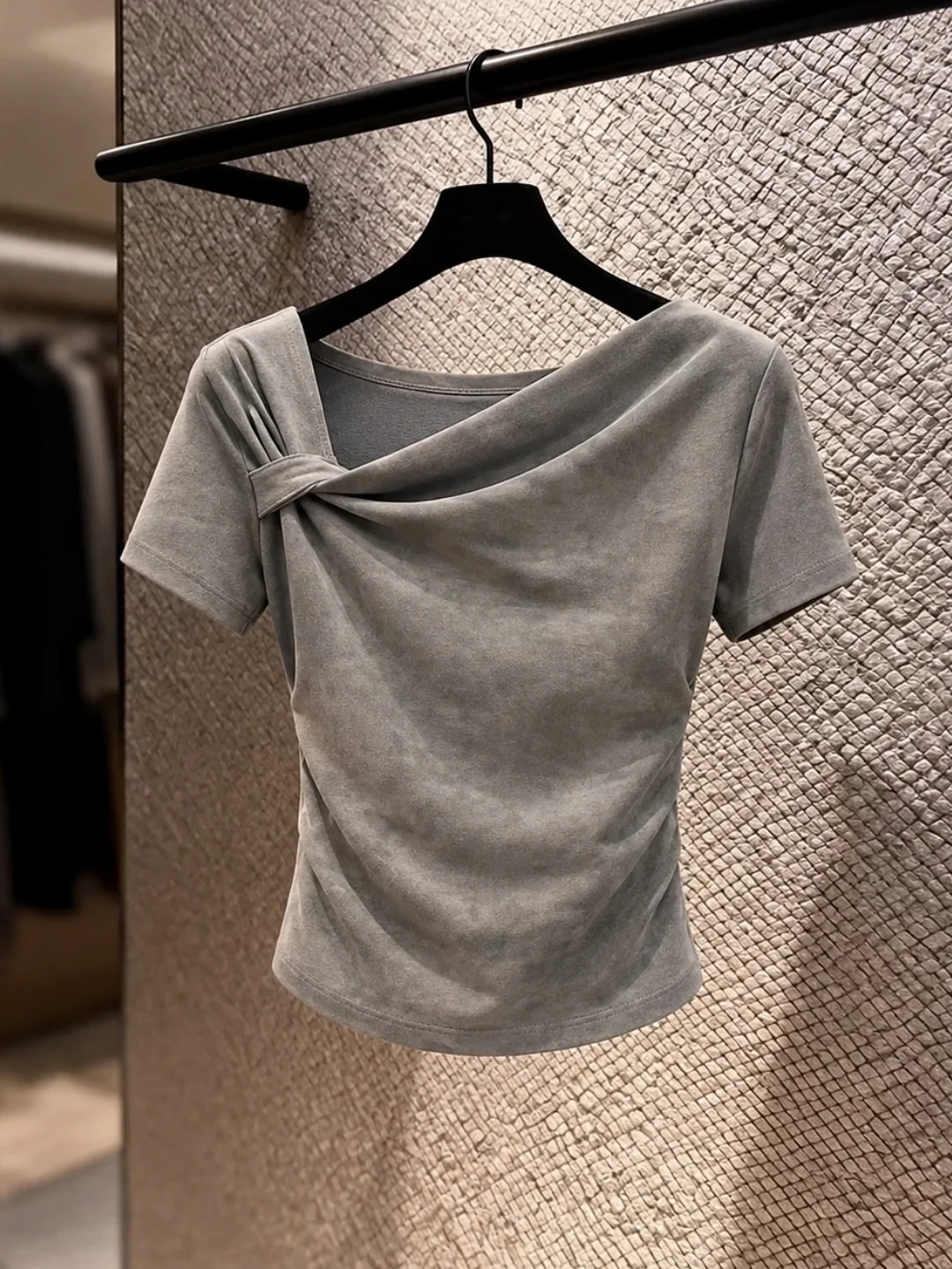 

Chic Short Sleeve T-Shirt Women's Commute Slim Fit Waist-Cinching Design Summer 2026 Fashionable Anti-Aging Top Korean Style