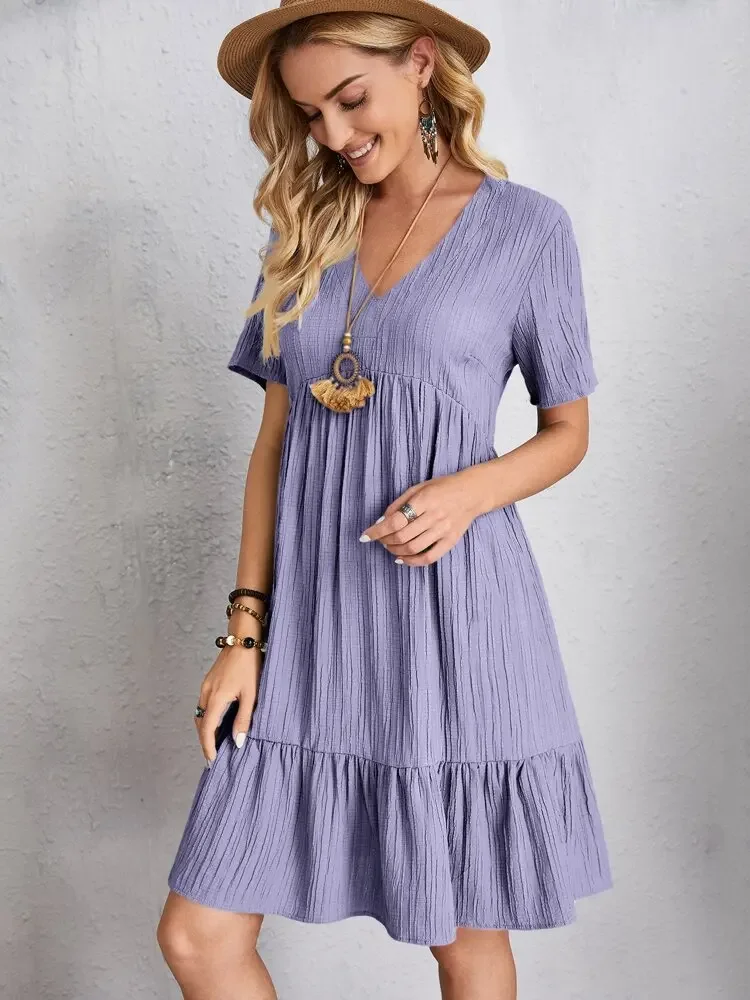 Elegantes Damen-Minikleid mit V-Ausschnitt und kurzen Ärmeln, einfarbig, locker geschnitten, mit Rüschensaum, lässiges Boho-Sommerkleid für den Urlaub am Strand. – Detail 23