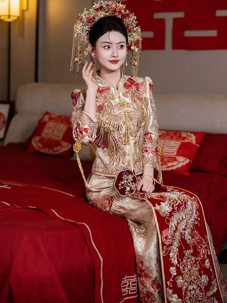 

New Chinese-style wedding dress and gown for toasting