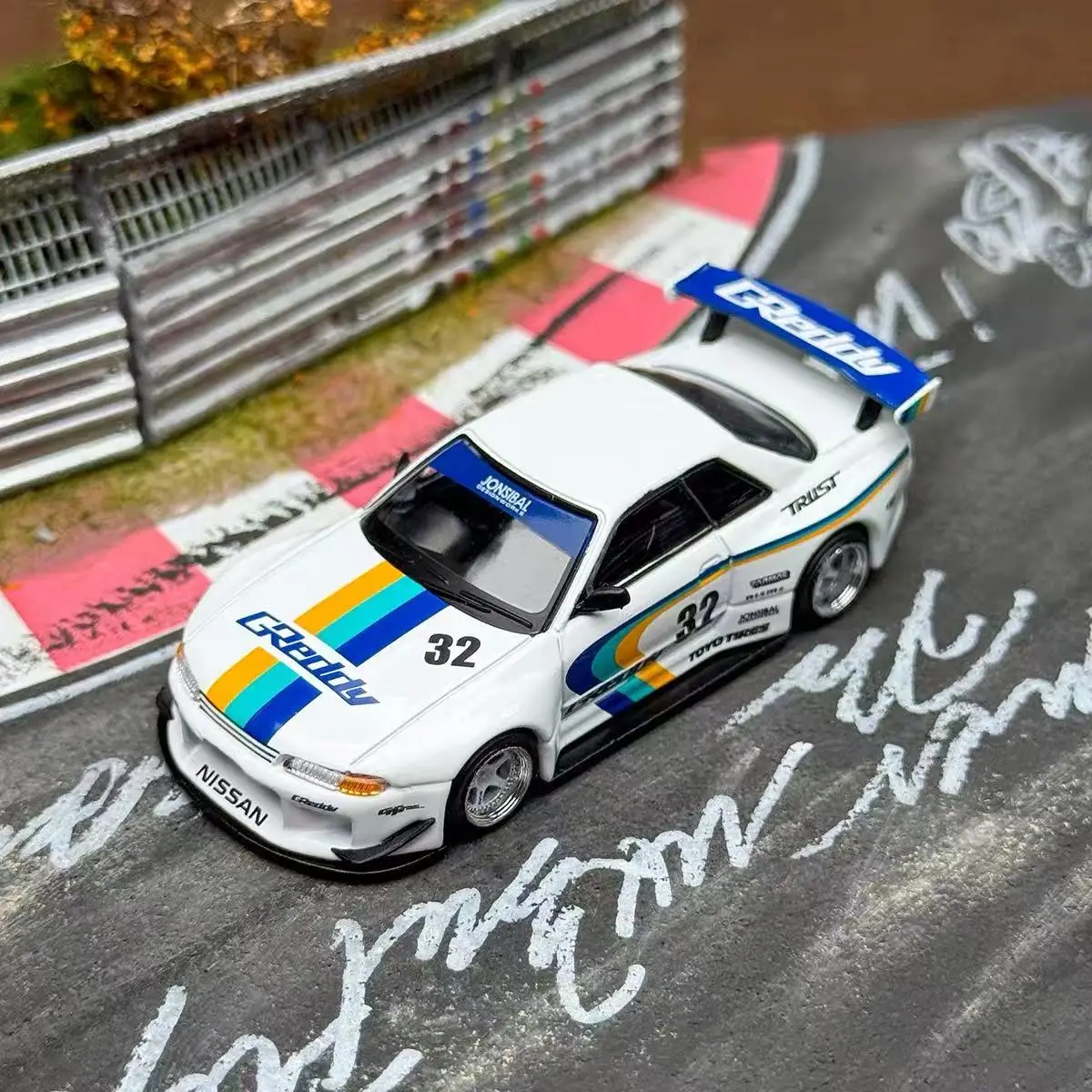 

Tarmac Works 1:64 NISSAN SKYLINE Wide Body Modified GTR-R32 Alloy Car Model