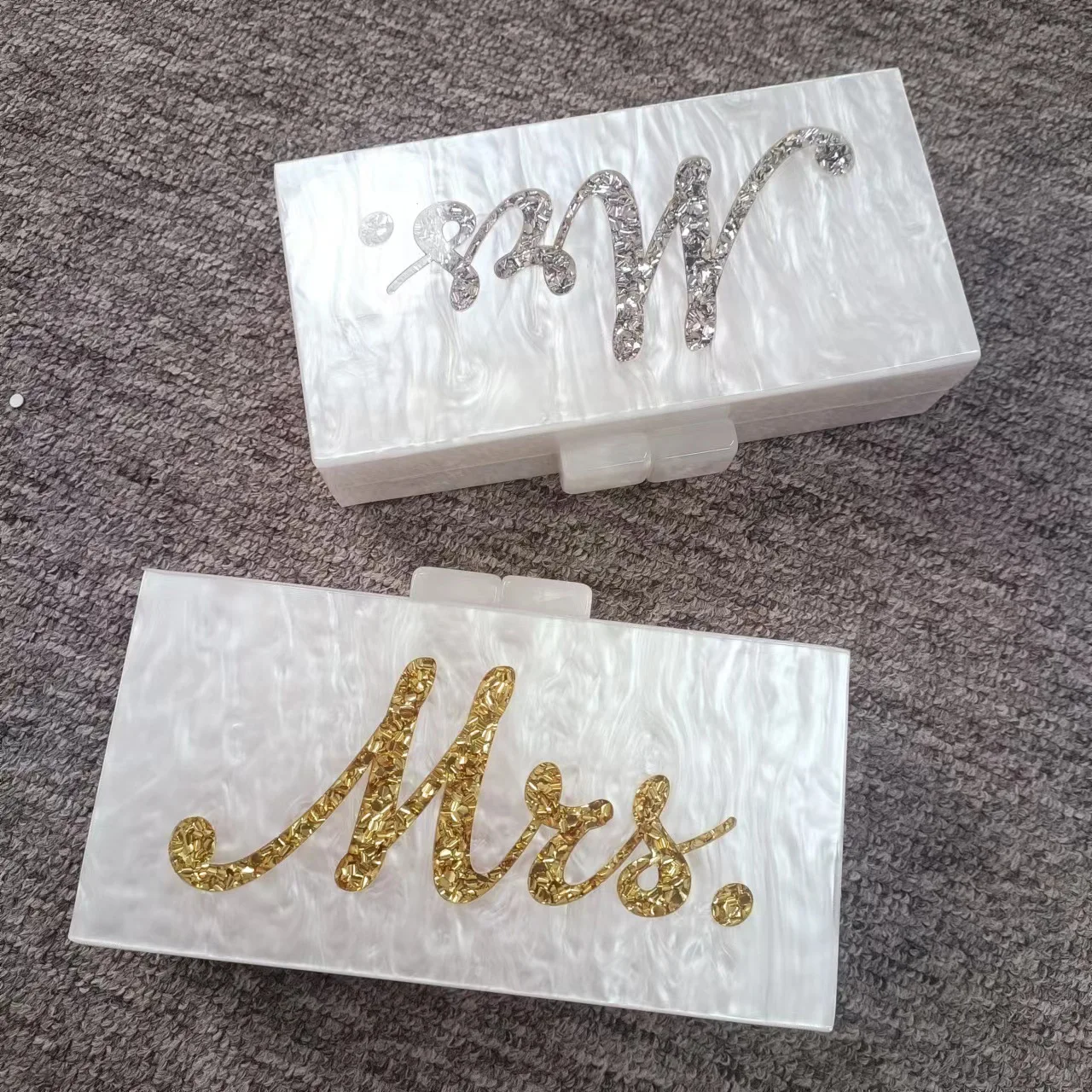 

New Fashionable Women's Pearl White Letter Sequins Acrylic Clutch and Crossbody Bag for Banquets and Formal Dresses