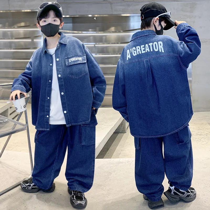 ชุดเดนิมสุดเท่สำหรับเด็กผู้ชาย - แจ็คเก็ตไล่เฉดสีแบบทูโทนและกางเกงยีนส์ทรงหลวมเข้าชุด ลุคสุดเทรนดี้สำหรับเด็ก