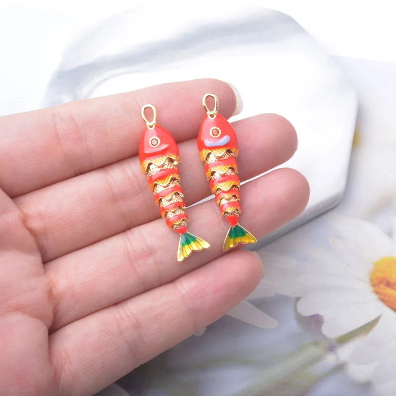 1 Stück Kupfer 18k vergoldeter Emaille 3D Fisch Anhänger Damen Königsblau Langer Schlüsselanhänger Handtaschen-Halsketten-Anhänger DIY Schmuckherstellung – Detail 7