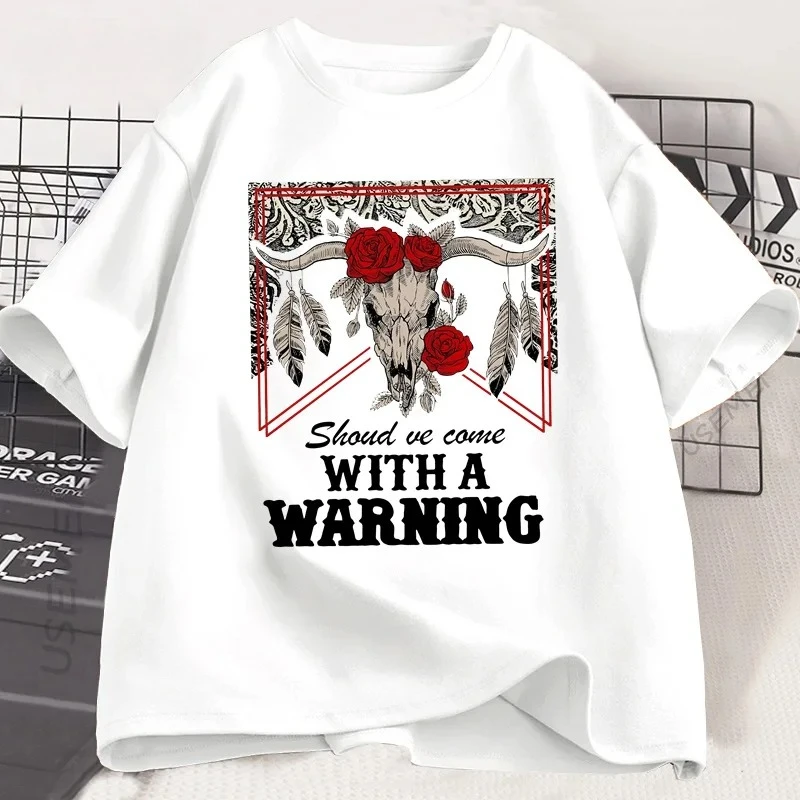 Die Warnung sollte an das T-Shirt befestigt werden. Western-Grafik-T-Shirt. Cowboy-Cowgirl-T-Shirt. Vintage-Schädel-Grafik-Damenbekleidung